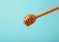 Javorjev sirup ali med: kaj je boljša izbira za stabilen krvni sladkor?