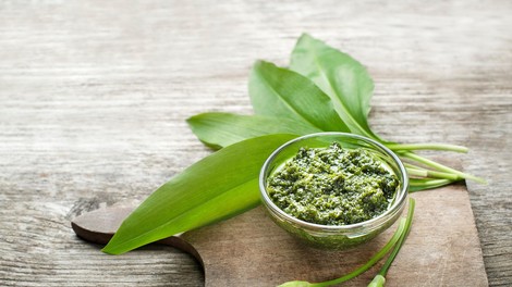 Tako pripravite slasten pesto iz čemaža: očisti telo, krepi organizem in navdušuje z okusom