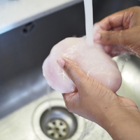 Lahko si nakopljete resne težave: zakaj je pranje piščančjega mesa nevarno?