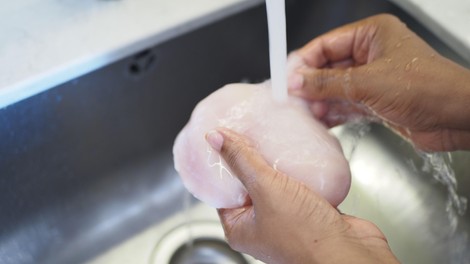 Lahko si nakopljete resne težave: zakaj je pranje piščančjega mesa nevarno?