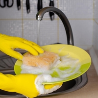 Pomivate posodo z gobico? Takšno početje je lahko nevarno, svarijo strokovnjaki