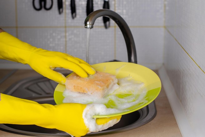 Pomivate posodo z gobico? Takšno početje je lahko nevarno, svarijo strokovnjaki