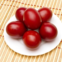 Rusinje imajo vedno najlepše pobarvane rdeče pirhe: skrivnost je v eni sestavini, ki jo dodajo k čebulnim olupkom