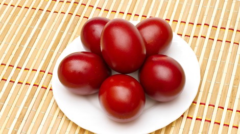 Rusinje imajo vedno najlepše pobarvane rdeče pirhe: skrivnost je v eni sestavini, ki jo dodajo k čebulnim olupkom