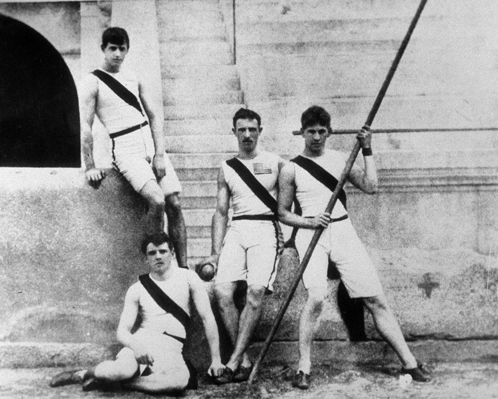 Skupinska fotografija ameriških športnikov, spredaj levo Herbert Jamison, zadaj levo Francis Lane, v sredini Robert Garrett, desno Albert Tyler. Fotografija, …