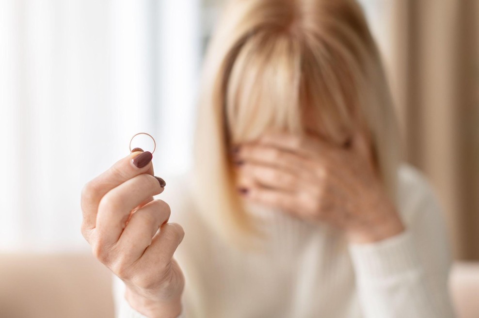 "Svet se mi je obrnil na glavo in izgubila sem občutek notranjega ravnovesja. V trenutku sem se sesula na koščke. Kolikor koli poskušam razumeti, mi ne uspe. Bila sem aktivna ženska z veliko interesi, ta izdaja pa me je zlomila in vse se je skrčilo na ta en dogodek. Z njim grem spat in se z njim zbujam. Najhuje je, da čutim strašen sram zaradi prevare, ker sem živela v laži in ker verjamem, da nisem bila dovolj dobra. Ko sem sama, me preplavljajo grozne misli," je bila iskrena. (foto: profimedia)