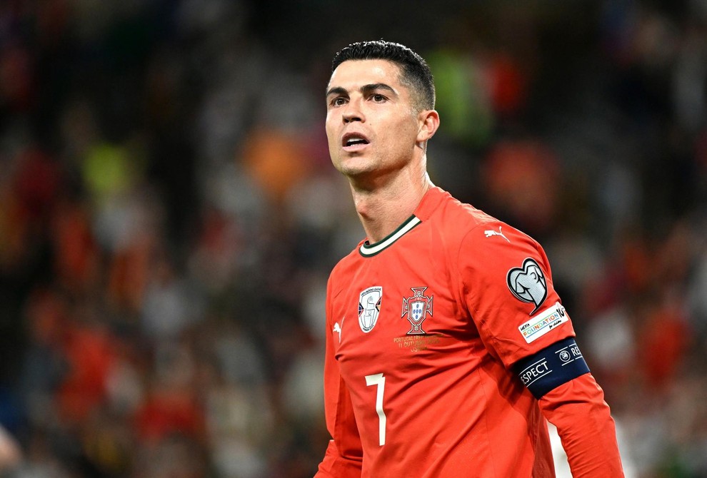 Tretje mesto zaseda Cristiano Ronaldo z 2,5 milijarde dolarjev, takoj za njim pa je LeBron James z 2,03 milijarde. Lionel …