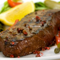 Mesar razkriva trik za najbolj sočno meso: pred pečenjem ga namažite s tem in vsak kos se bo topil v ustih