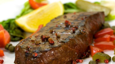 Mesar razkriva trik za najbolj sočno meso: pred pečenjem ga namažite s tem in vsak kos se bo topil v ustih