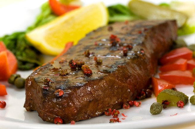 Mesar razkriva trik za najbolj sočno meso: pred pečenjem ga namažite s tem in vsak kos se bo topil v ustih