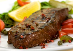 Mesar razkriva trik za najbolj sočno meso: pred pečenjem ga namažite s tem in vsak kos se bo topil v ustih