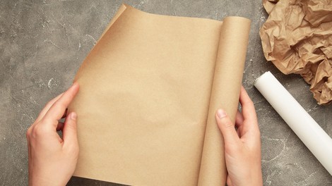 Vsi ga uporabljamo v kuhinji, a prave čudeže dela v kopalnici: že poznate ta trik s peki papirjem?