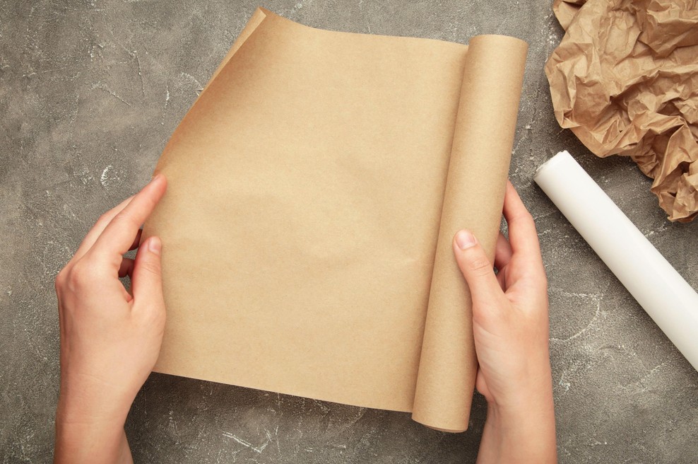 Vsi ga uporabljamo v kuhinji, a prave čudeže dela v kopalnici: že poznate ta trik s peki papirjem? (foto: Profimedia)