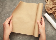 Vsi ga uporabljamo v kuhinji, a prave čudeže dela v kopalnici: že poznate ta trik s peki papirjem?