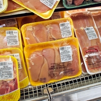 Kako prepoznati, ali je piščančje meso pokvarjeno? V mesnici vam lahko marsikaj prodajo, ta podrobnost pa razkrije, kako sveže je v resnici