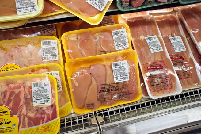 Kako prepoznati, ali je piščančje meso pokvarjeno? V mesnici vam lahko marsikaj prodajo, ta podrobnost pa razkrije, kako sveže je v resnici