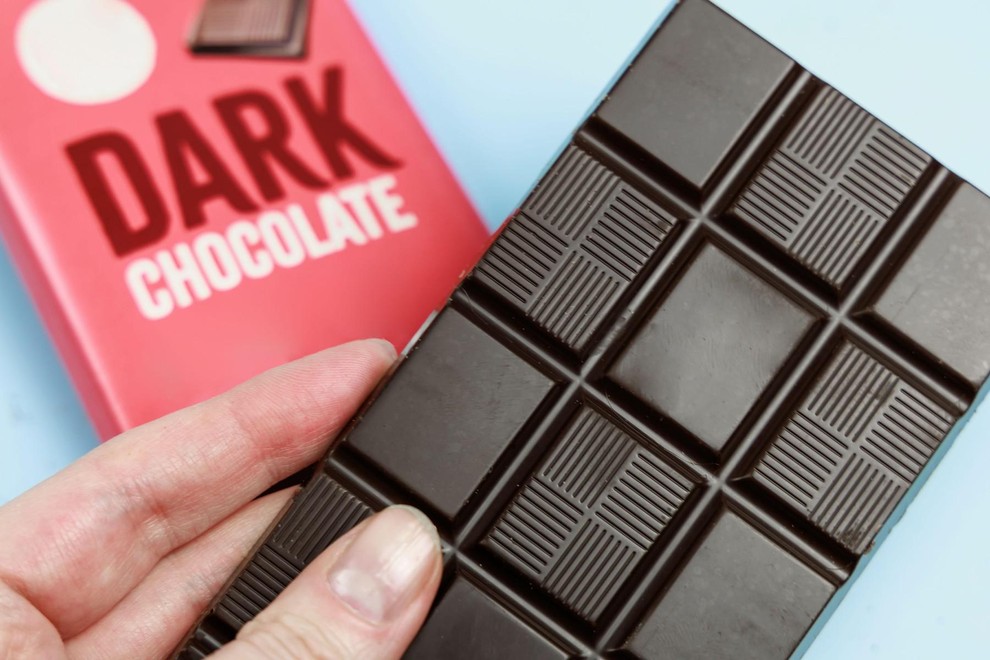 Višji kot je delež kakava, več koristnih snovi vsebuje čokolada, kot so flavanoli, ki lahko pomagajo pri ohranjanju normalnega krvnega …