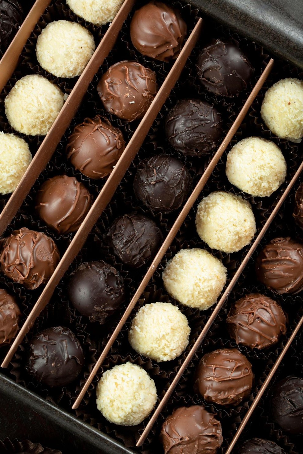 Profesor Či Sun je pojasnil: »Čeprav imata temna in mlečna čokolada podobno število kalorij in nasičenih maščob, se zdi, da …