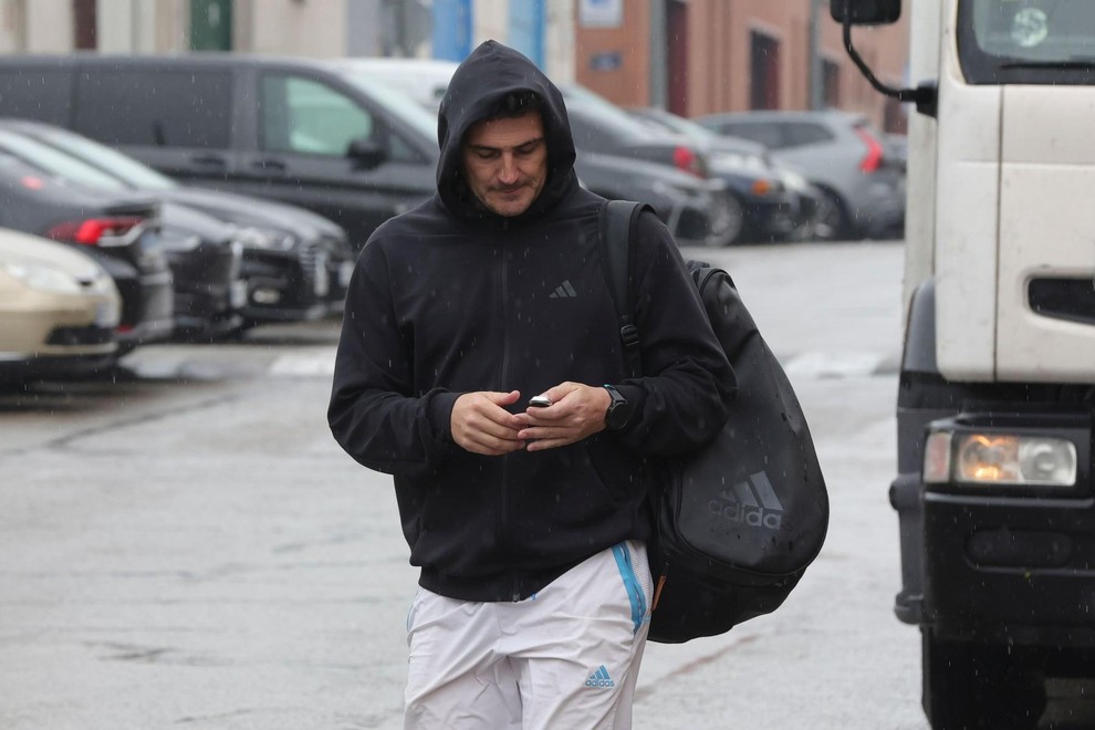 Casillas je sporočil, da se ne trudi več pretvarjati, da je vse v najlepšem redu. »Ne spim redno. Želim izgledati, …