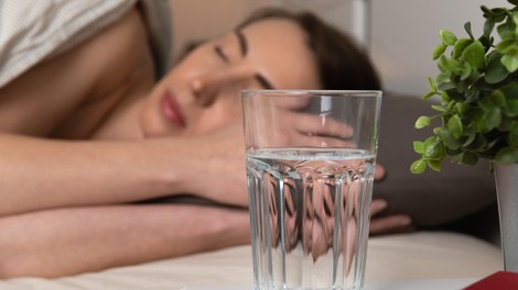 Voda, ki je čez noč ostala ob postelji: jo lahko popijete ali jo je bolje zliti stran?