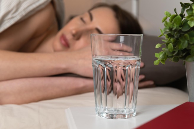 Voda, ki je čez noč ostala ob postelji: jo lahko popijete ali jo je bolje zliti stran?