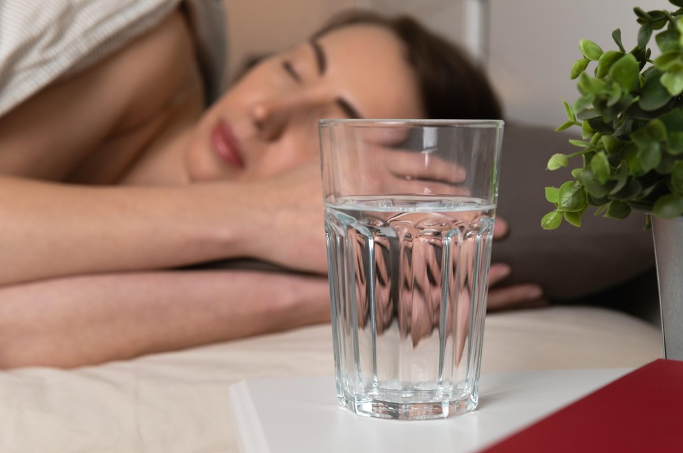 Voda, ki je čez noč ostala ob postelji: jo lahko popijete ali jo je bolje zliti stran? (foto: Profimedia)