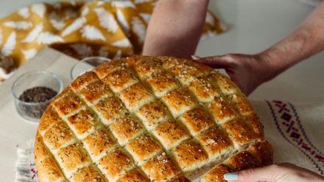 Ali veste, kako narediti tradicionalno belokranjsko pogačo? Priprava je preprosta, končni rezultat pa naravnost božanski