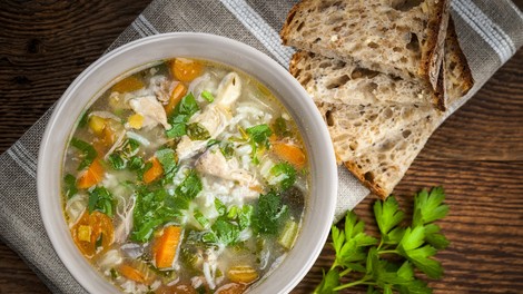 Kaj skuhati danes? Pripravite beljakovinsko bogato kosilo iz enega lonca, ki vas nasiti za dolgo časa