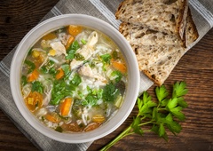 Kaj skuhati danes? Pripravite beljakovinsko bogato kosilo iz enega lonca, ki vas nasiti za dolgo časa