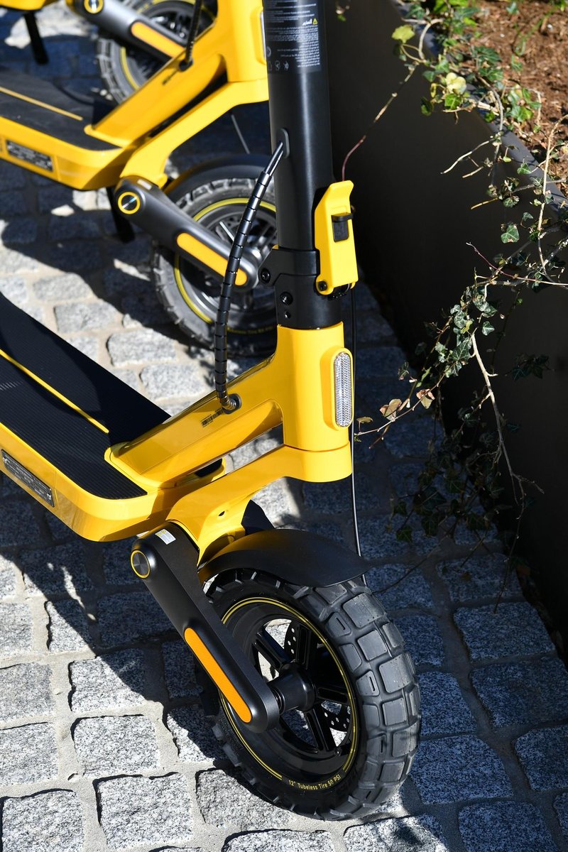 Xiaomi predstavlja popoln duet za hiter tempo in brezhibno mobilnost: Električni skiro Xiaomi Electric Scooter 6 Ultra in uro Xiaomi Watch 5