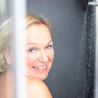 Zdravniki svetujejo: Osebe, starejše od 50 let, se ne bi smele vsakodnevno tuširati