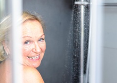 Zdravniki svetujejo: Osebe, starejše od 50 let, se ne bi smele vsakodnevno tuširati