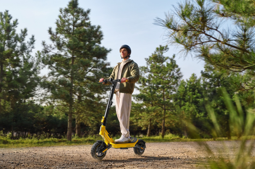Xiaomi predstavlja popoln duet za hiter tempo in brezhibno mobilnost: Električni skiro Xiaomi Electric Scooter 6 Ultra in uro Xiaomi Watch 5 (foto: PR)