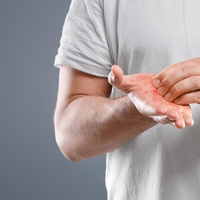 Zakaj vas srbijo dlani? Najpogostejši vzroki in znaki, ki jih ne smete prezreti