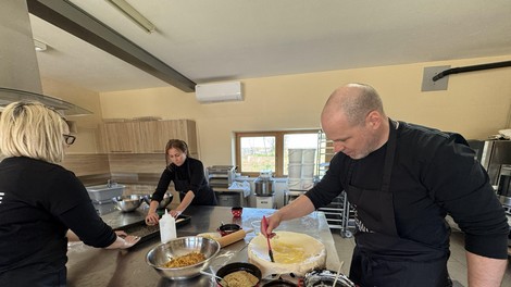 Utrinki s teambuildinga: kako skupna peka gibanice poveže sodelavce (podobno kot plasti te zaščitene sladice)