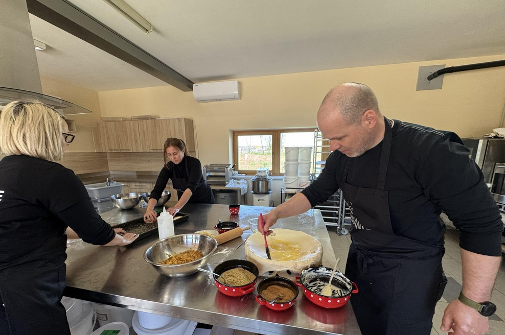 Utrinki s teambuildinga: kako skupna peka gibanice poveže sodelavce (podobno kot plasti te zaščitene sladice) (foto: Hiša gibanice)