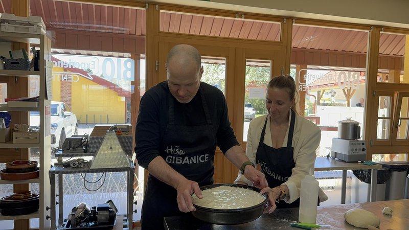 Utrinki s teambuildinga: kako skupna peka gibanice poveže sodelavce (podobno kot plasti te zaščitene sladice)