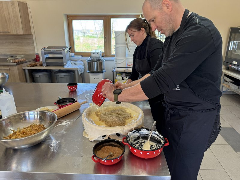 Utrinki s teambuildinga: kako skupna peka gibanice poveže sodelavce (podobno kot plasti te zaščitene sladice)