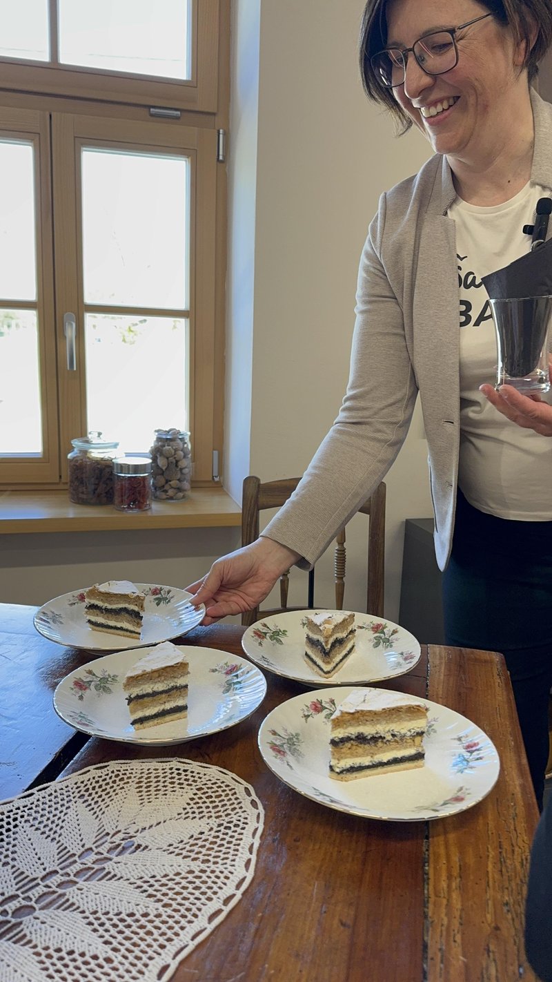 Utrinki s teambuildinga: kako skupna peka gibanice poveže sodelavce (podobno kot plasti te zaščitene sladice)