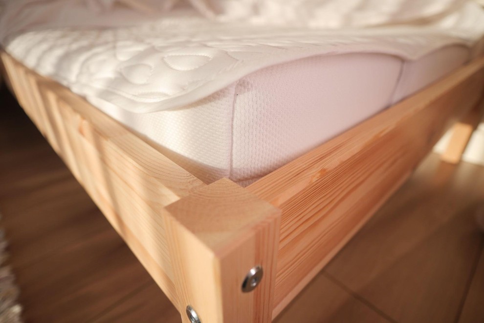 3. MATERIALI Materiali morajo biti naravni: bombaž, lan, svila, perje, bambus ali naravni lateks. Sintetika, poliester in dekorativne tkanine z …