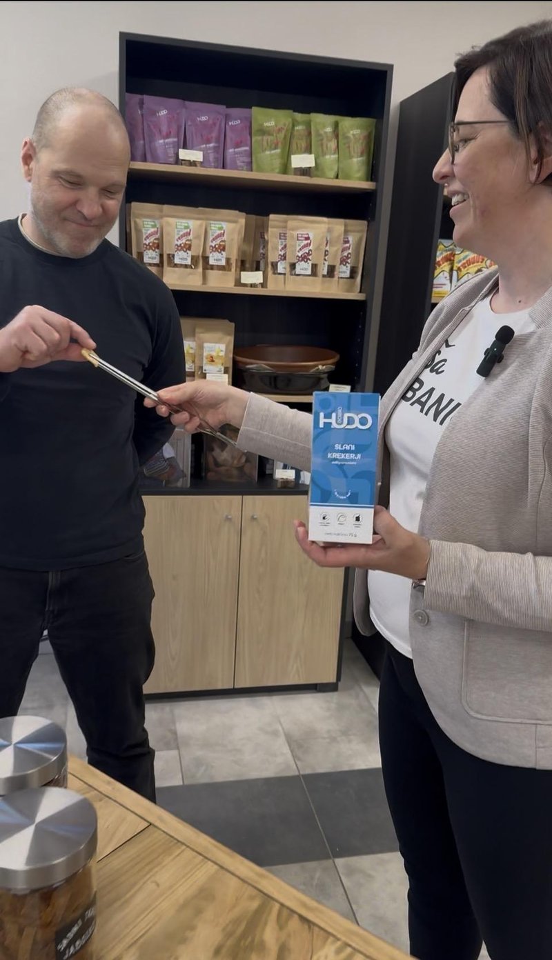 Utrinki s teambuildinga: kako skupna peka gibanice poveže sodelavce (podobno kot plasti te zaščitene sladice)