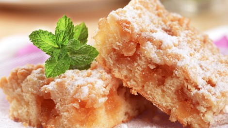 Naše babice so oboževale ta recept: hiter starinski jabolčni kolač, pripravljen v manj kot eni uri