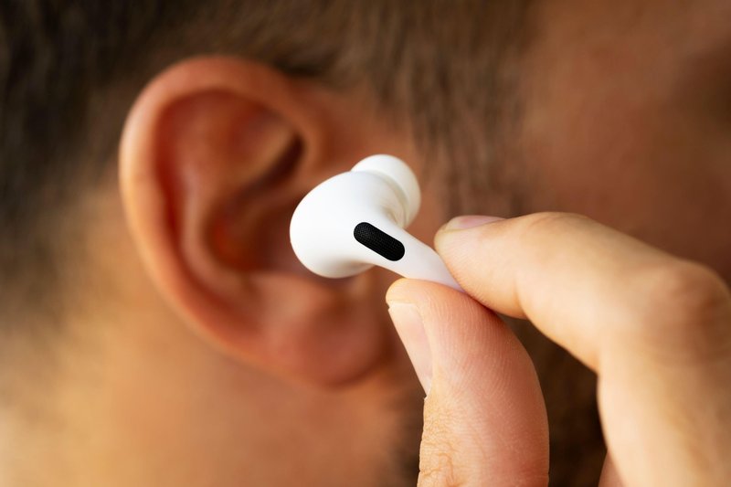 Ali lahko bluetooth slušalke povzročijo raka možganov? Internistka opozarja na pomembno stvar