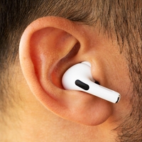 Ali lahko bluetooth slušalke povzročijo raka možganov? Internistka opozarja na pomembno stvar