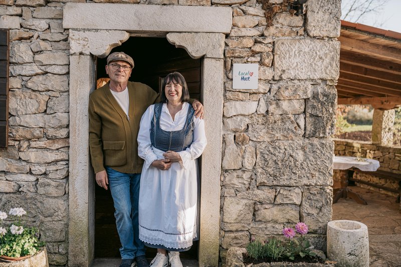 Družinski oddih z osebno noto: zakaj vse več družin izbira namestitve z oznako Local Host?
