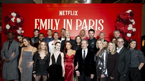 Po boju s težko boleznijo umrl igralec serije "Emily v Parizu"