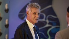 Po boju s težko boleznijo umrl igralec serije "Emily v Parizu"