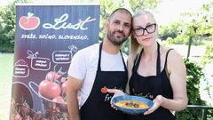 
                                                         VIDEO: Poglejte, kdo se je najbolje znašel v luštnem kuharskem izzivu po receptu Brine Robinik Kobal (v kuhinji je bilo res zabavno!)