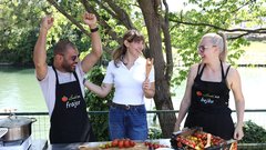 
                                                         VIDEO: Poglejte, kdo se je najbolje znašel v luštnem kuharskem izzivu po receptu Brine Robinik Kobal (v kuhinji je bilo res zabavno!)