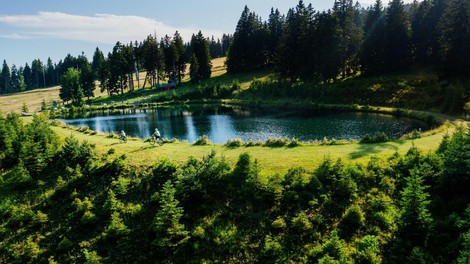 Kam gremo ta vikend na izlet? Tokrat razkrivamo kraj, ki navdušuje s čudovito naravo, pohodniškimi potmi in igrišči za ekipne športe